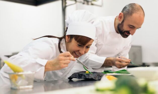 Quels diplômes sont requis pour devenir chef de production en restauration collective ?